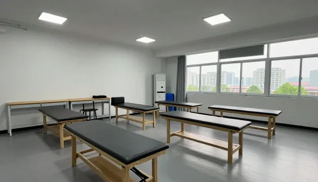 产后康复指导：专业服务与家庭护理的取舍比较